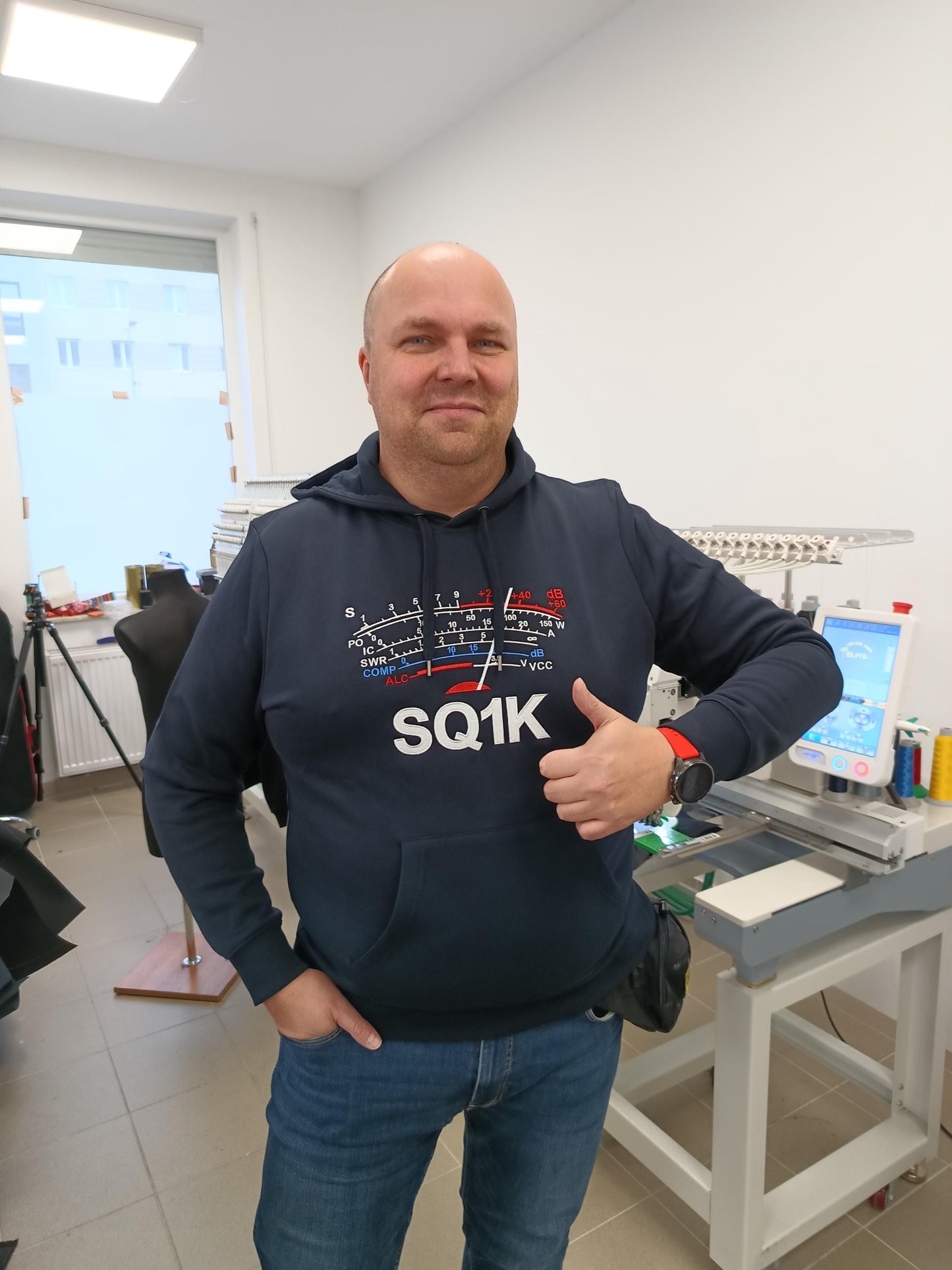 Bluza z kapturem z haftem S-meter i Znakiem Wywoławczym (Kolor nici do wyboru) dla krótkofalowców