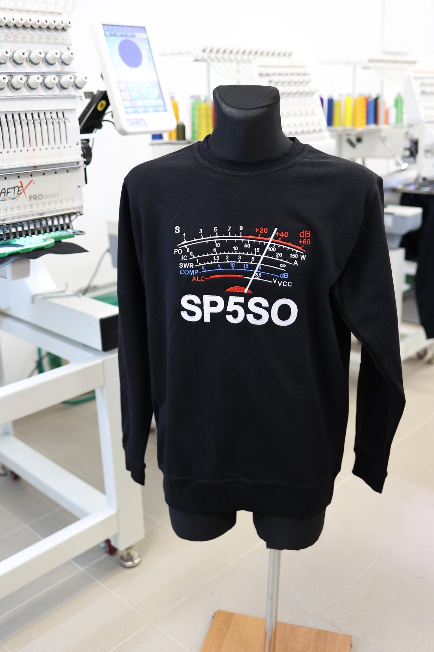 Bluza S-Meter z haftowanym Znakiem Wywoławczym Krótkofalowca - Kolor Czarny