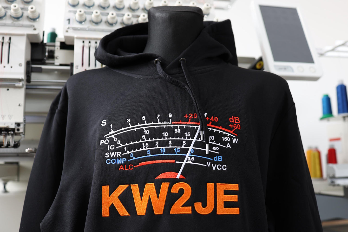 Bluza z kapturem z haftem S-meter i Znakiem Wywoławczym (Kolor nici do wyboru) dla krótkofalowców