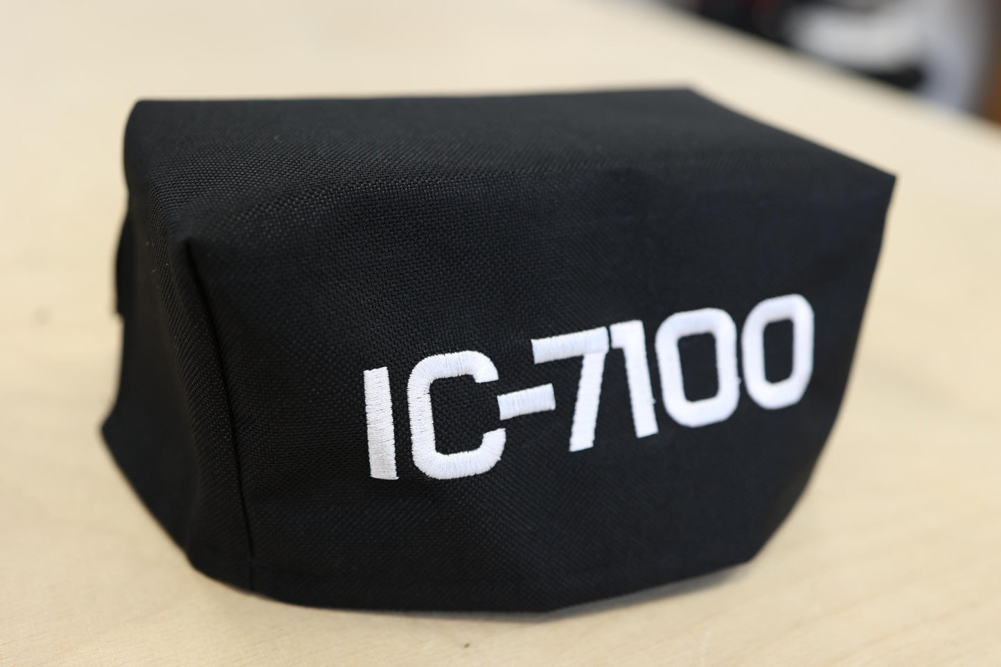 Pokrowiec IC-7100 - Pokrowiec z haftem na radio krótkofalarskie