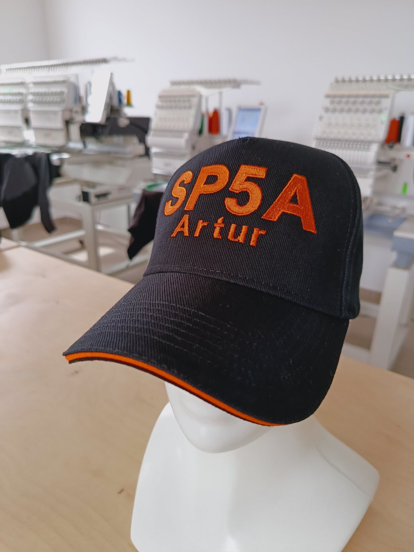 Czapka baseball, przód czapki duży znak wywoławczy oraz imię, personalizowana haftem