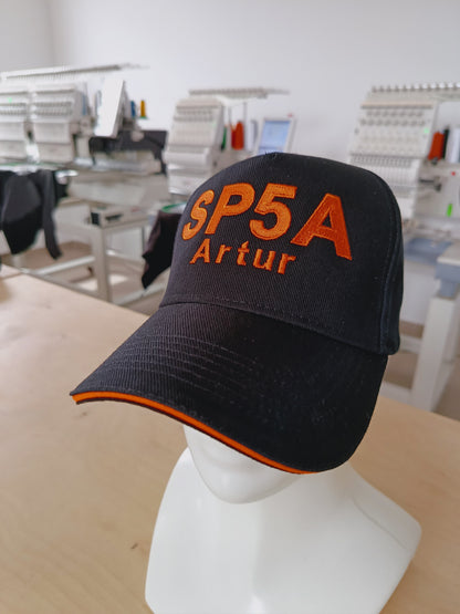 Czapka baseball, przód czapki duży znak wywoławczy oraz imię, personalizowana haftem