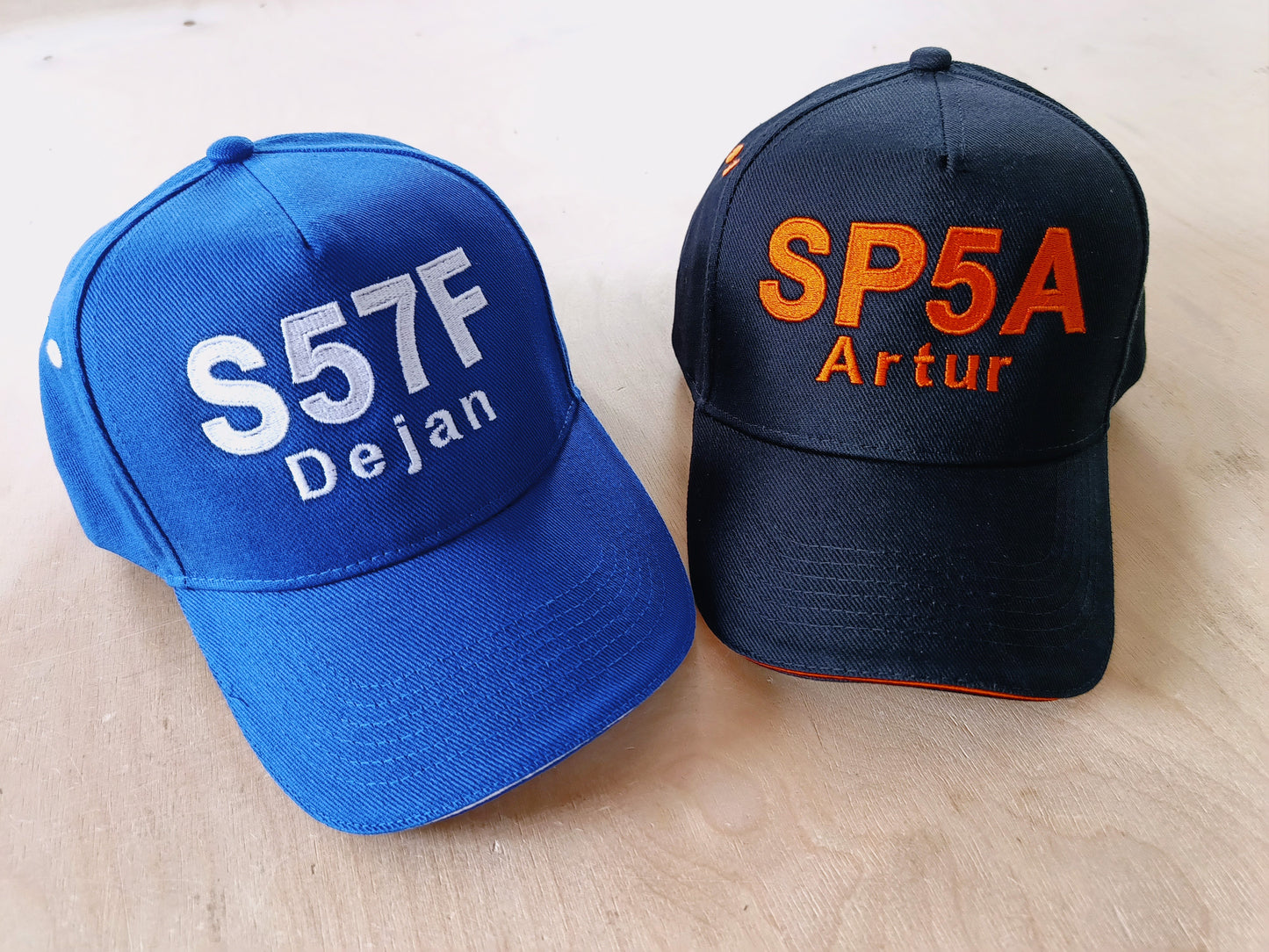 Czapka baseball, przód czapki duży znak wywoławczy oraz imię, personalizowana haftem