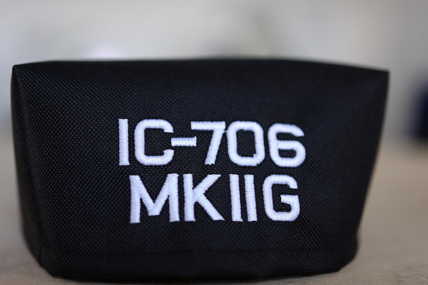 Pokrowiec IC-705 - Pokrowiec z haftem na radio krótkofalarskie