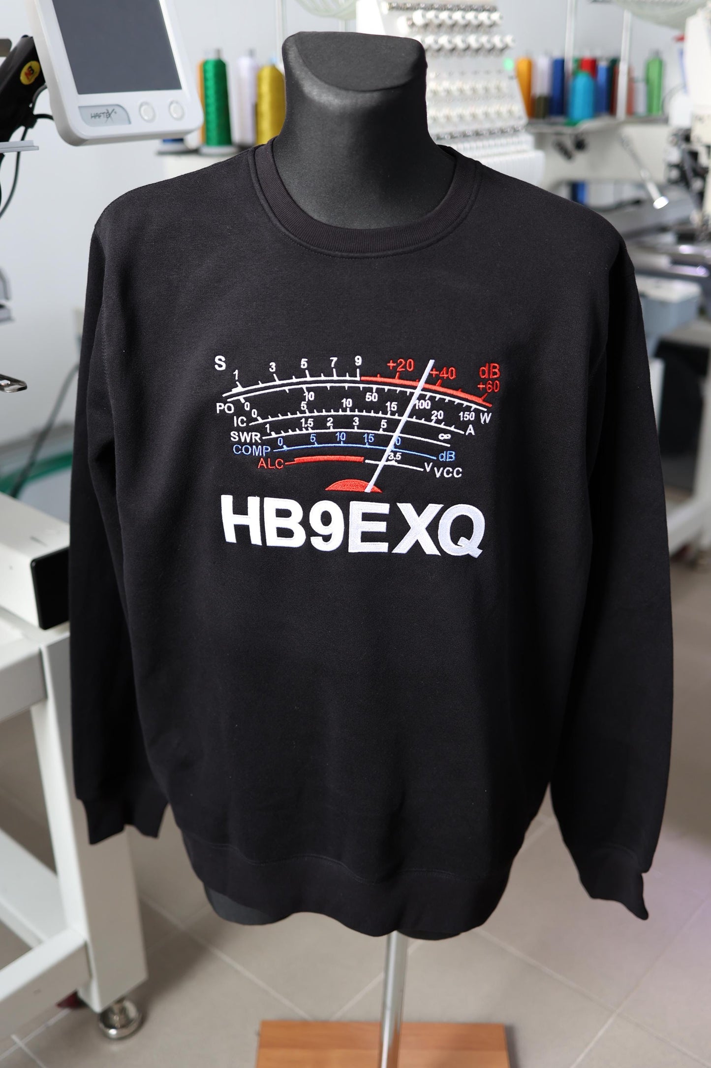 Bluza S-Meter z haftowanym Znakiem Wywoławczym Krótkofalowca - Kolor Czarny